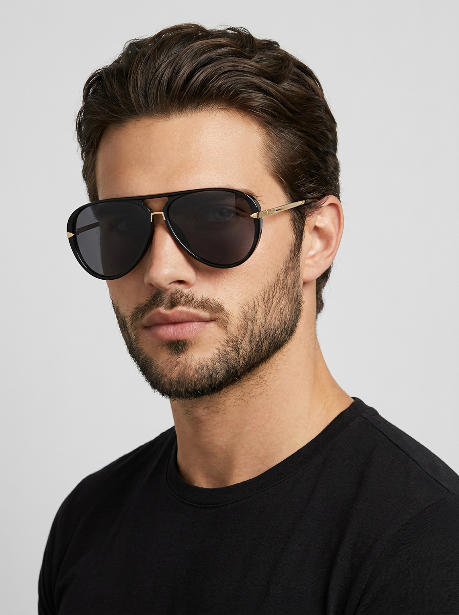 Pilot sunglasses with tinted lenses